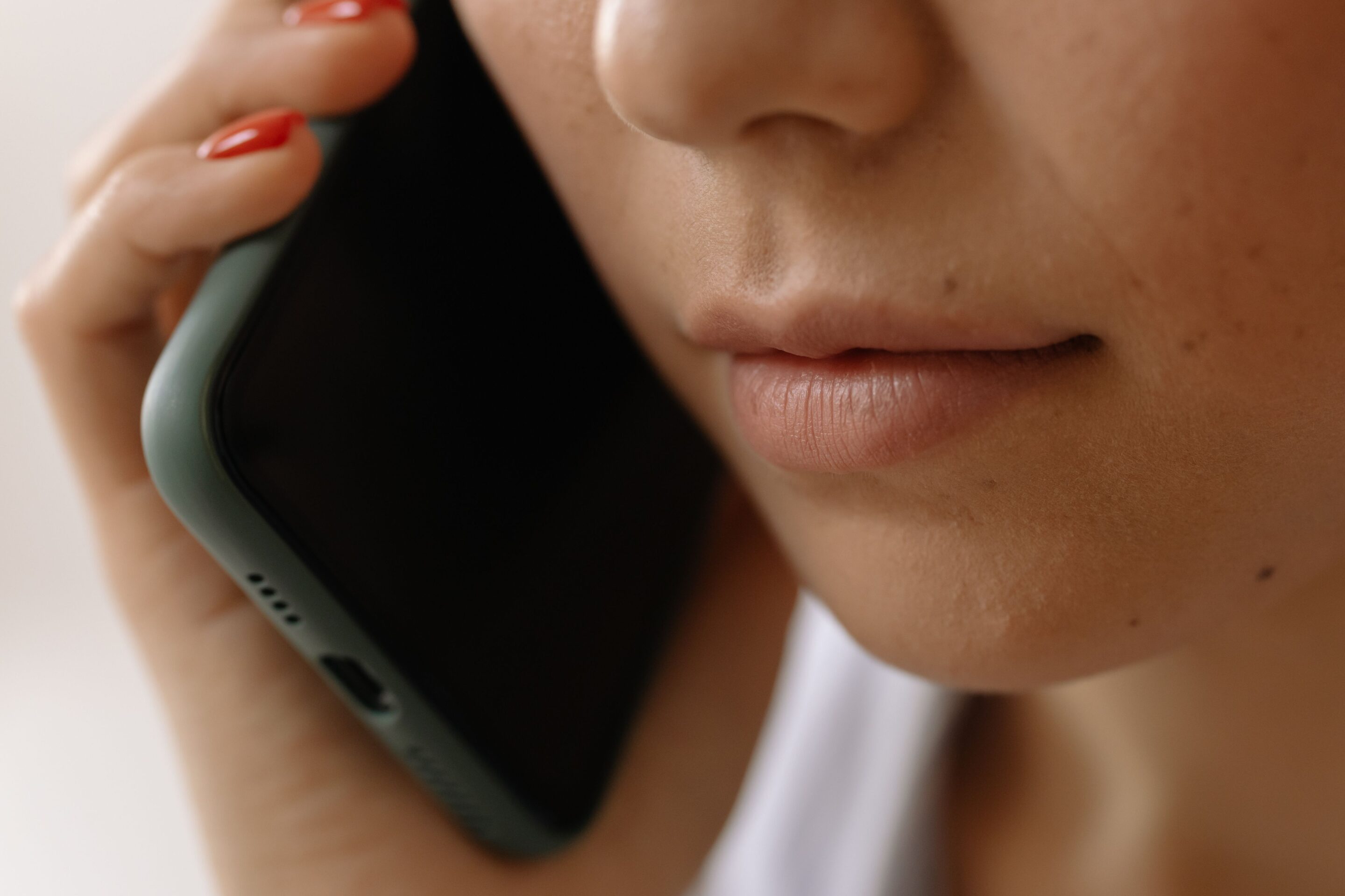 pexels-cottonbro-6964158 Frau die Telefoniert
